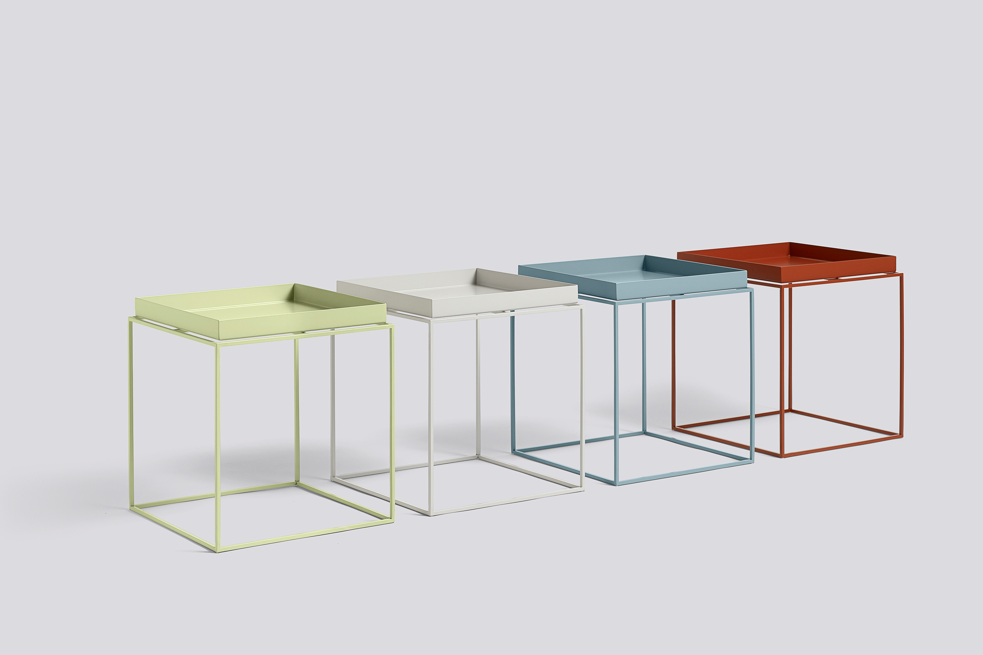 Vier farbige Hay Tray Table L Beistelltische aus Metall in Grün, Weiß, Blau und Rot.
