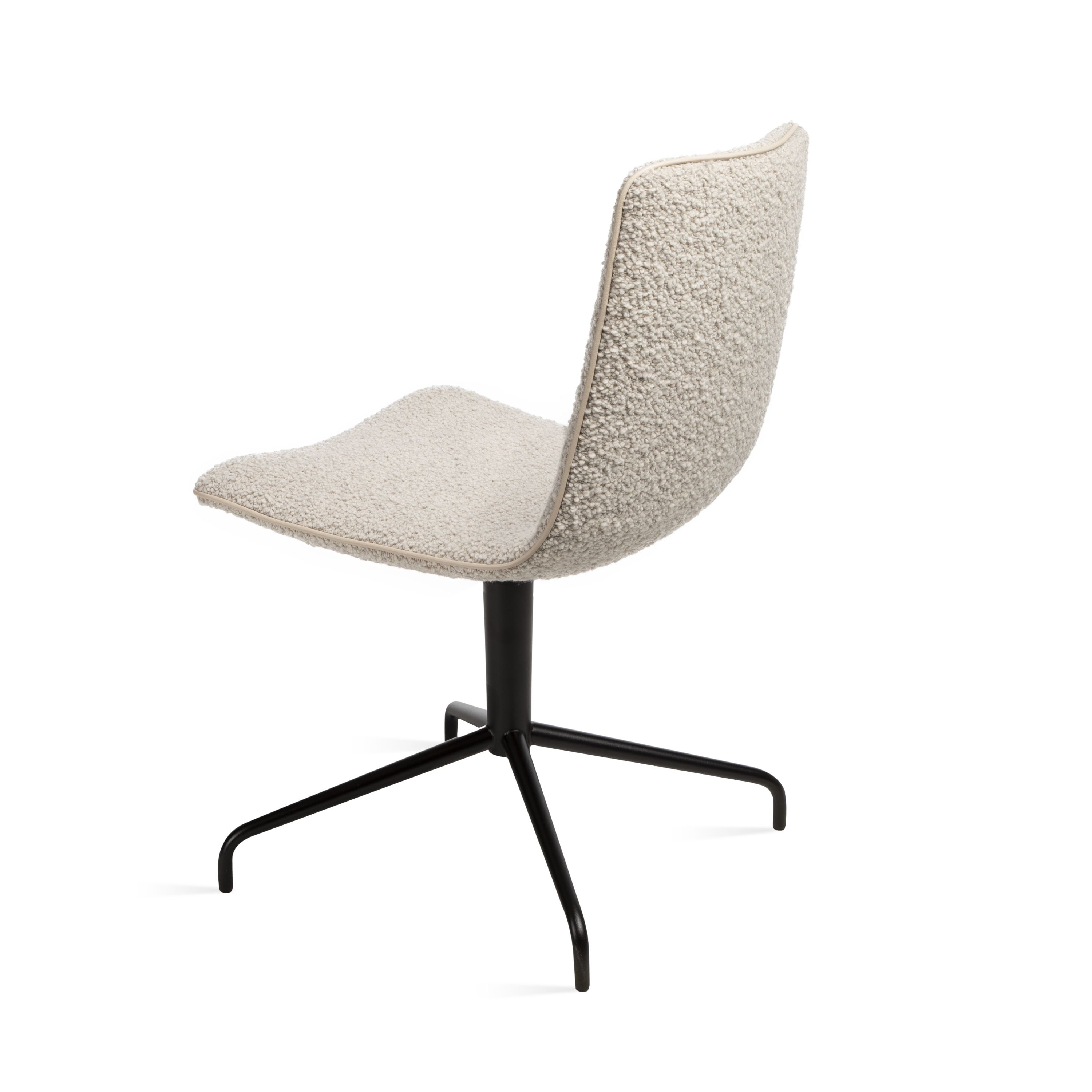 Amelie Basic Stuhl von Freifrau Manufaktur mit Bouclé-Bezug und schwarzem Drehfuß, Ansicht von hinten.