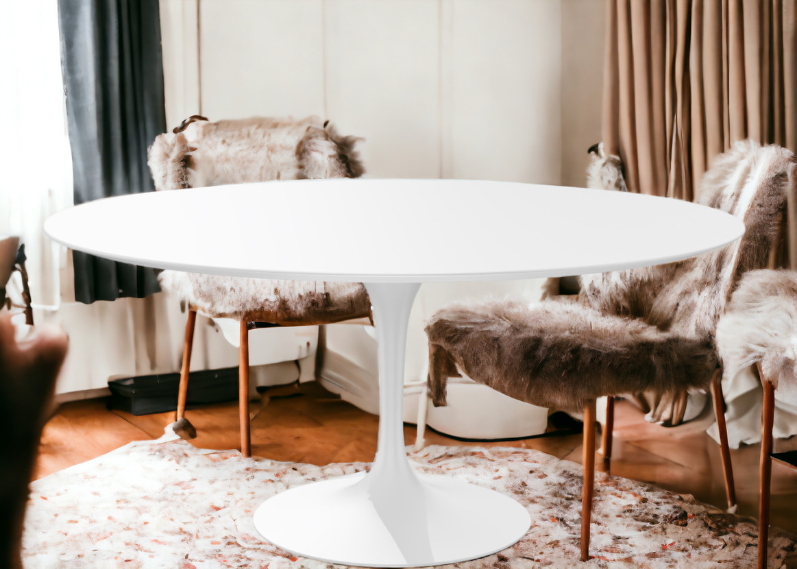 Weißer, runder Saarinen Esstisch mit zentralem Fuß und Stühlen im Hintergrund. Modernes Design.