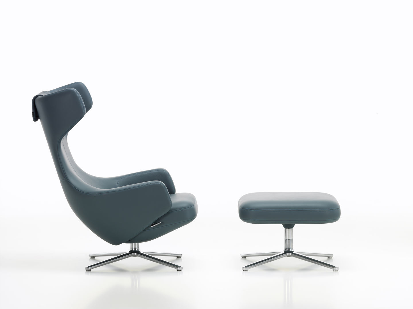 Grauer Grand Repos Sessel mit Ottoman von Vitra, poliertem Fußkreuz, für entspanntes Sitzen.