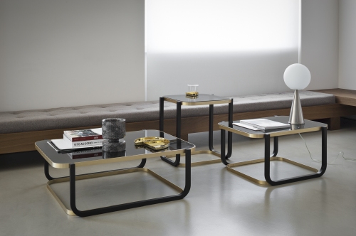 Duet A Beistelltische von Wiener GTV Design mit schwarzer Glasplatte und goldfarbenem Gestell im modernen Wohnzimmer.
