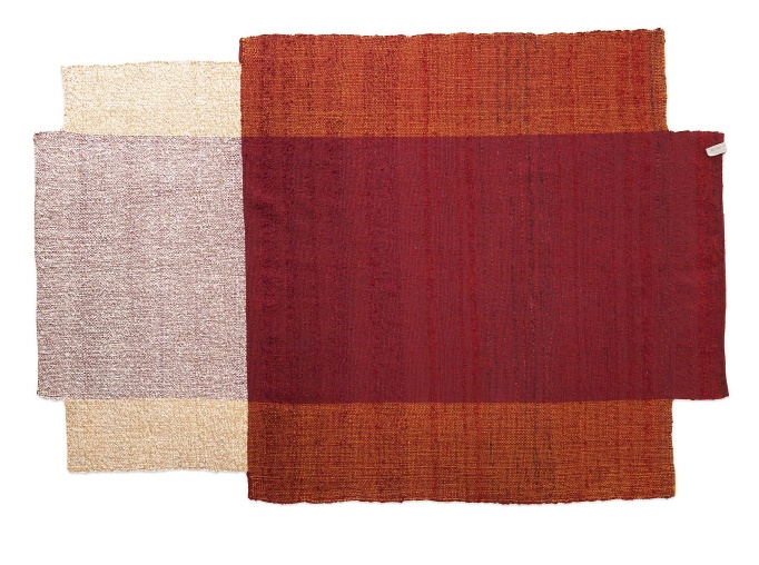Nobsa Teppich in Rumba-Rot und Ocker-Creme: Handgewebter Wollteppich mit geometrischem Muster.