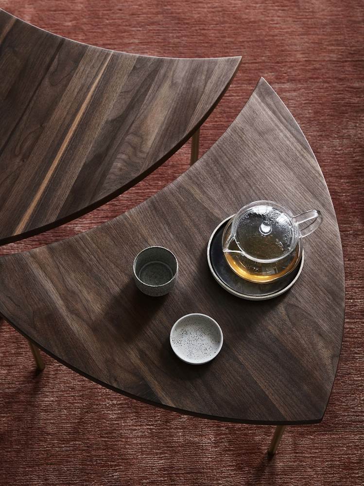 Ansicht von oben: AndTradition Pinwheel HM7 Beistelltisch aus Holz mit Teekanne und Tassen.