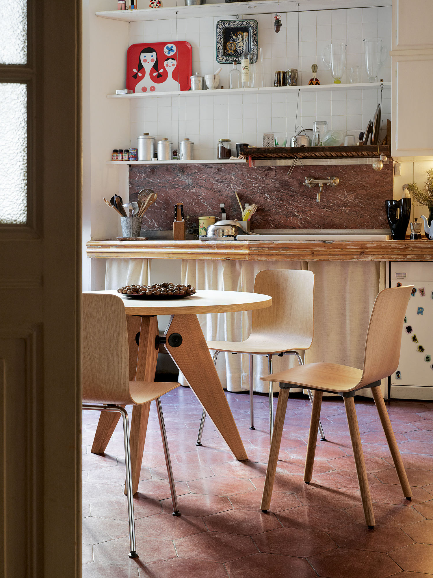 Hal Ply Wood Stühle von Vitra in heller Holzausführung um einen Esstisch in der Küche.