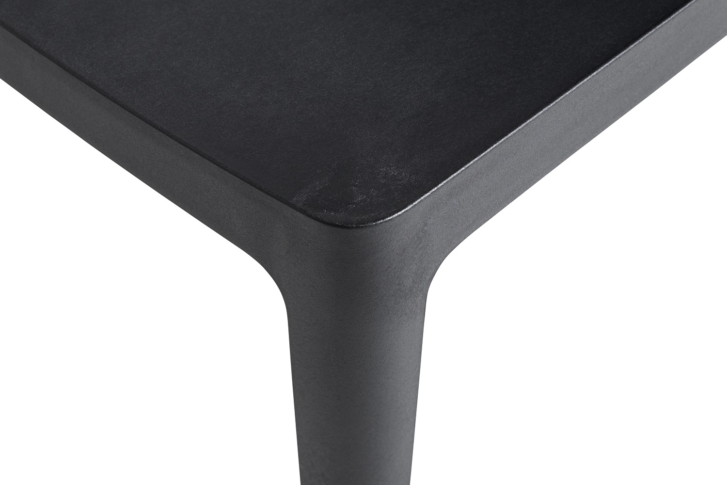 Detailaufnahme des anthrazitfarbenen Hay Élémentaire Outdoor Stuhls, der die minimalistische Form und hochwertige Verarbeitung zeigt.