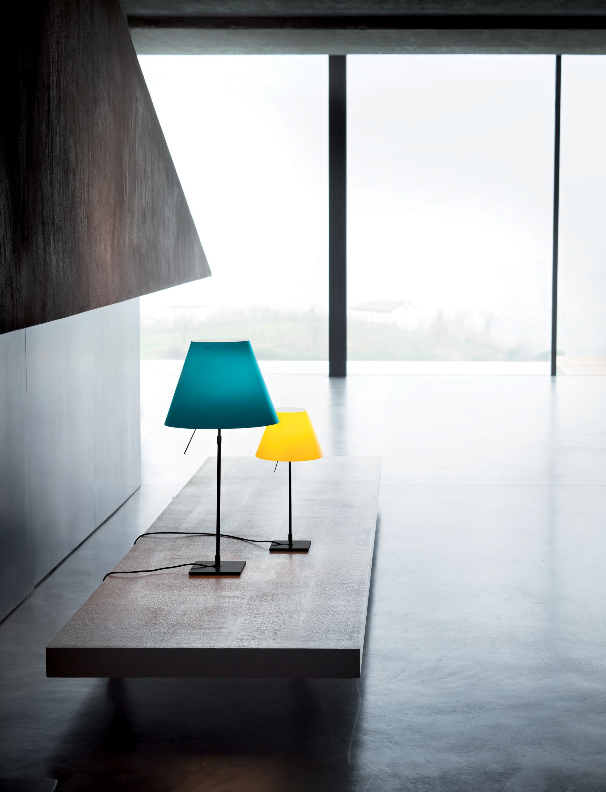 Zwei Costanza Tischleuchten von Luceplan: eine blaue und eine gelbe Lampe.