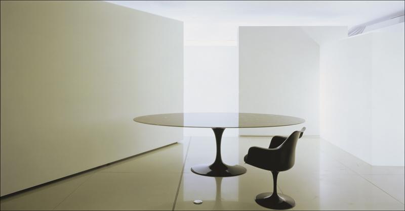 Saarinen Esstisch rund von Knoll International in minimalistischem Ambiente mit einem schwarzen Tulip Chair.