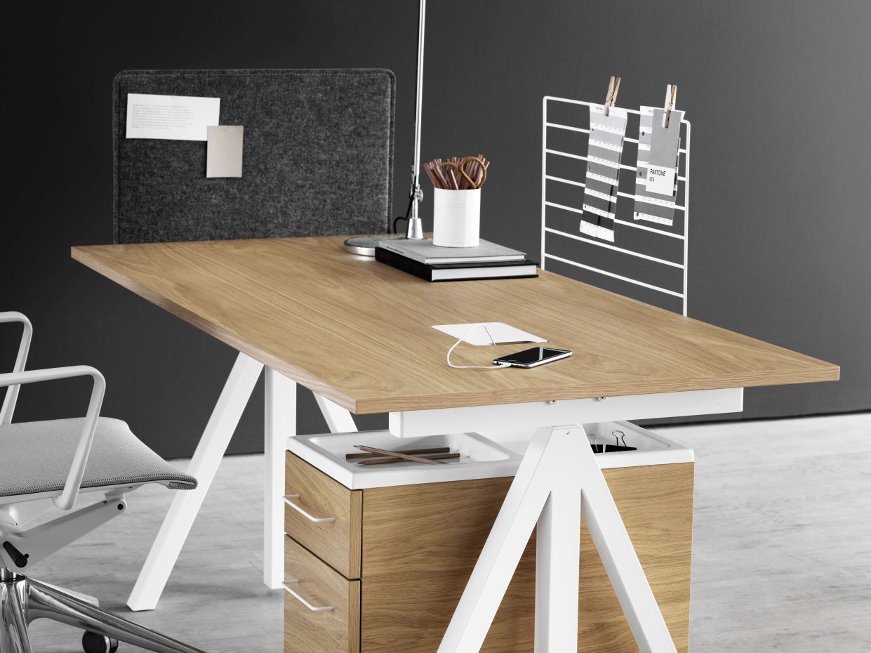 Moderner Schreibtisch mit Eichenplatte und weißem Gestell von String Furniture, ideal für Homeoffice.