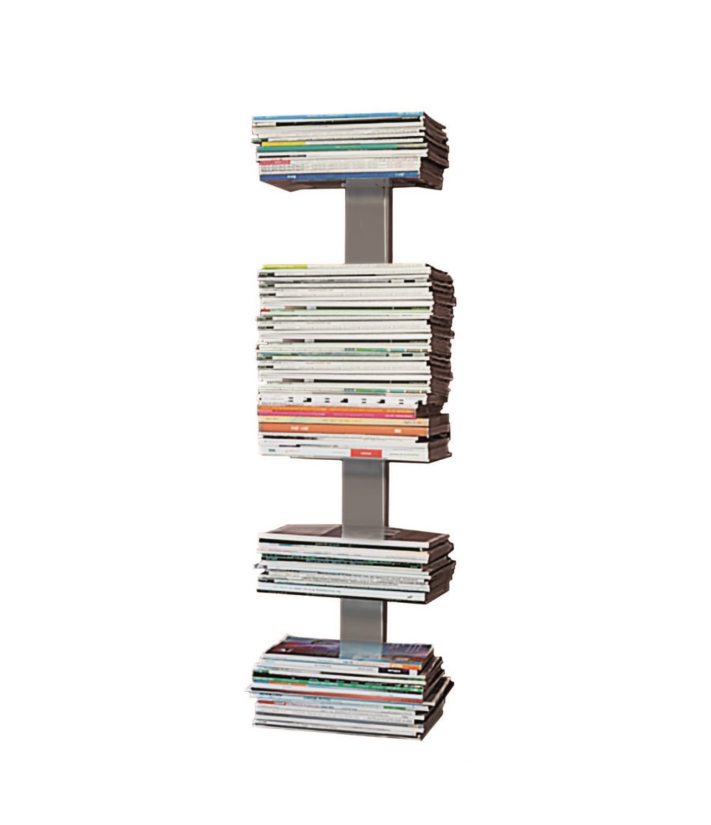 Booksbaum Wandregal: Silbernes Magazinregal mit vier Ablagen, gefüllt mit Zeitschriften und Magazinen.