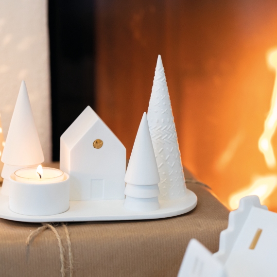 Winterliches Räder Windlicht: Kerzenhalter mit weißer Waldhütte und Tannenbäumen für stimmungsvolle Weihnachtsdekoration.