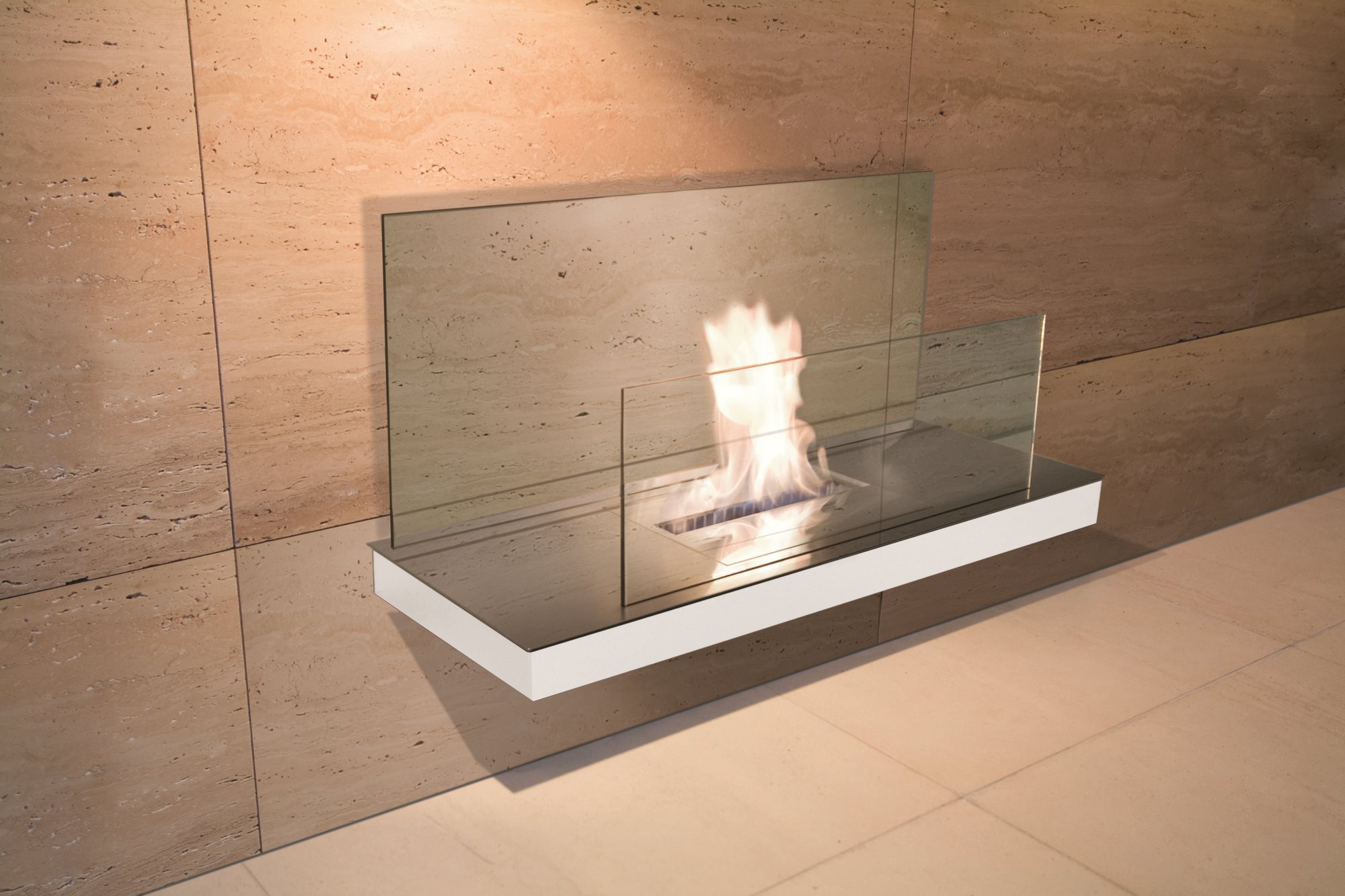 Wall Flame Ethanol Kamin Radius an beiger Wand mit Glasscheiben und brennendem Bioethanol Feuer.