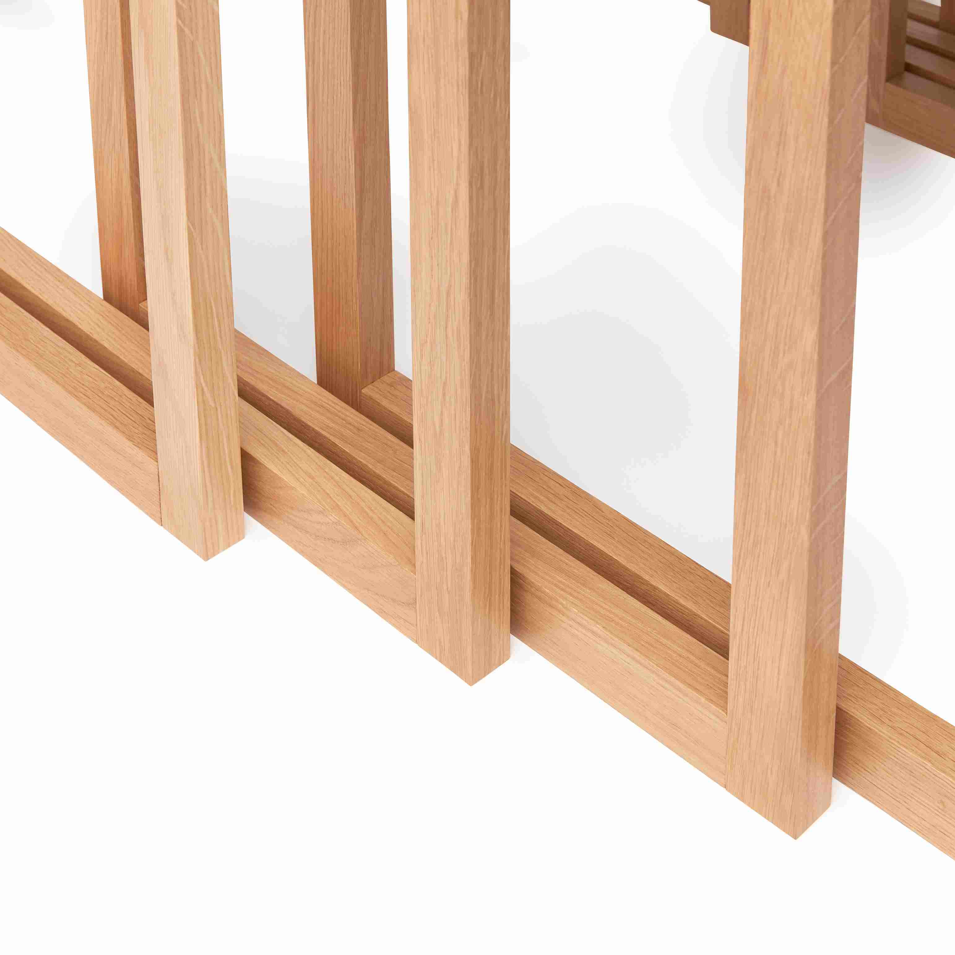 Detailaufnahme der Holzbeine vom Bauhaus Nesting Tables Satztische 4er Set von Klein & More.