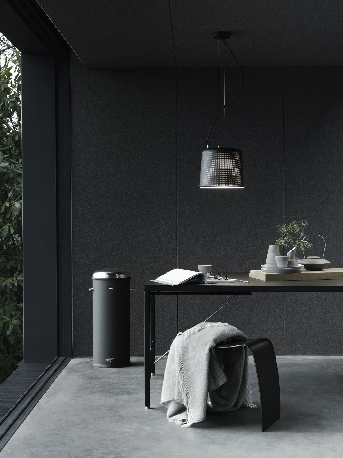 Moderne Vipp Pendelleuchte in dunklem Interieur über einem Esstisch, minimalistisches Design für Wohnzimmer und Essbereich.
