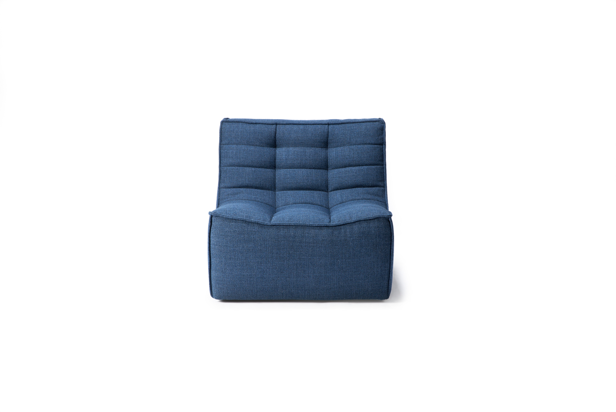 Blauer N701 Sessel von Ethnicraft: Moderner Polstersessel mit quadratischer Steppung und minimalistischem Design.