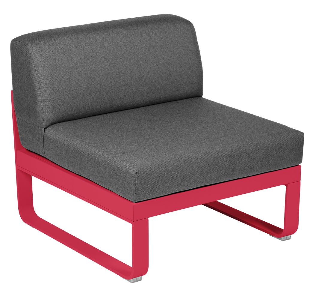 Bellevie Outdoor Sofa Mitte Modul, 1-Sitzer mit grauem Kissen und rotem Rahmen.