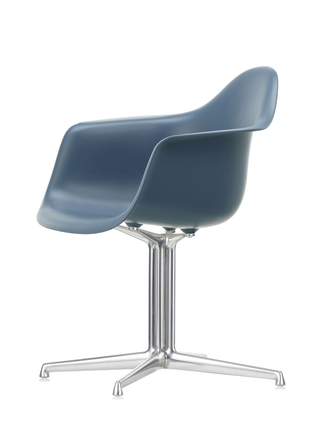 Blauer Eames Plastic Arm Chair DAL von Vitra mit verchromtem Vierfuß-Untergestell, seitliche Ansicht.