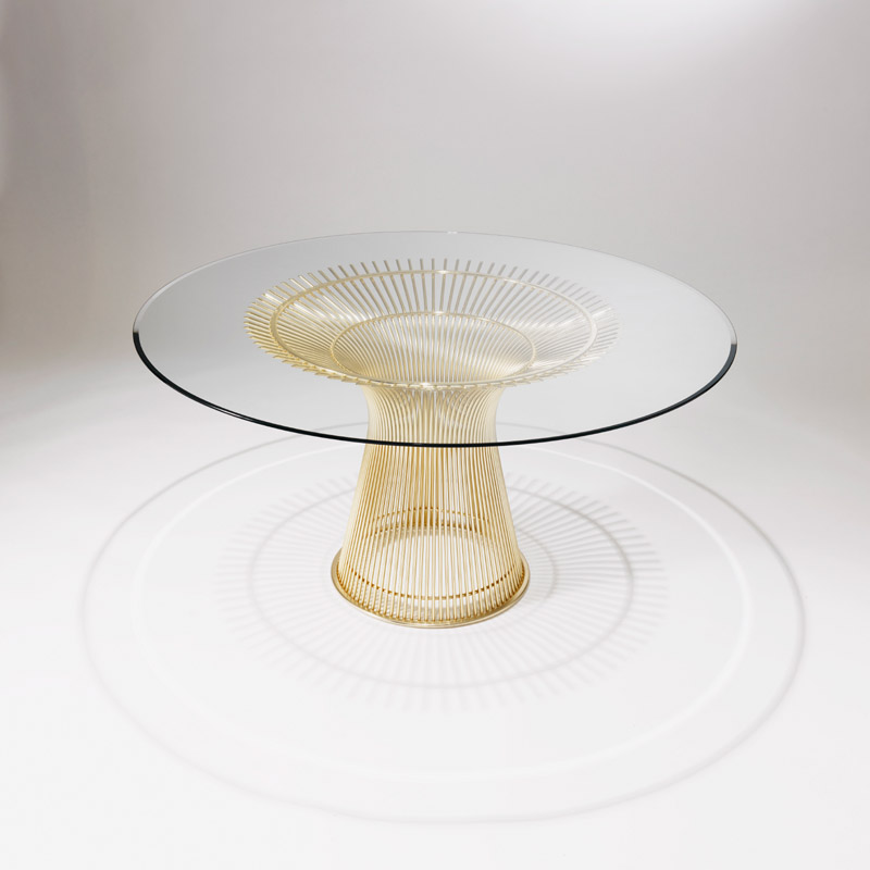 Platner Tisch von Knoll International mit Glasplatte und goldfarbenem Drahtgestell. Design Tisch.
