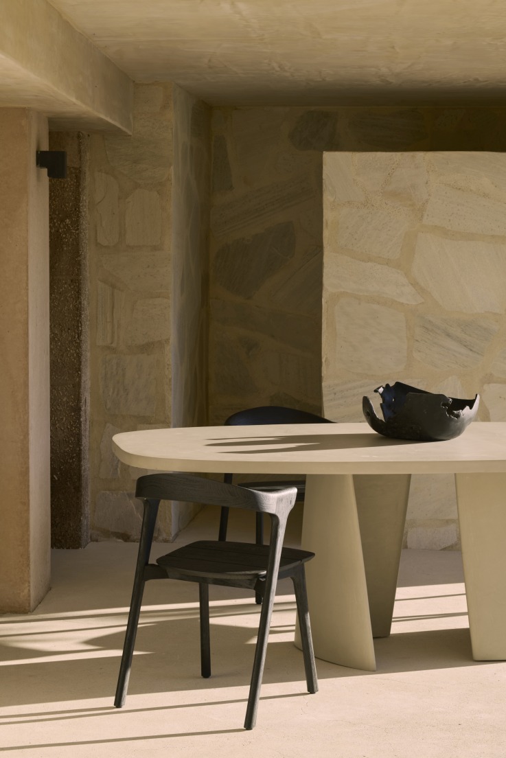 Canyon Esstisch von Ethnicraft: Moderner Outdoor Tisch aus Beton mit Stuhl und Dekoschale.