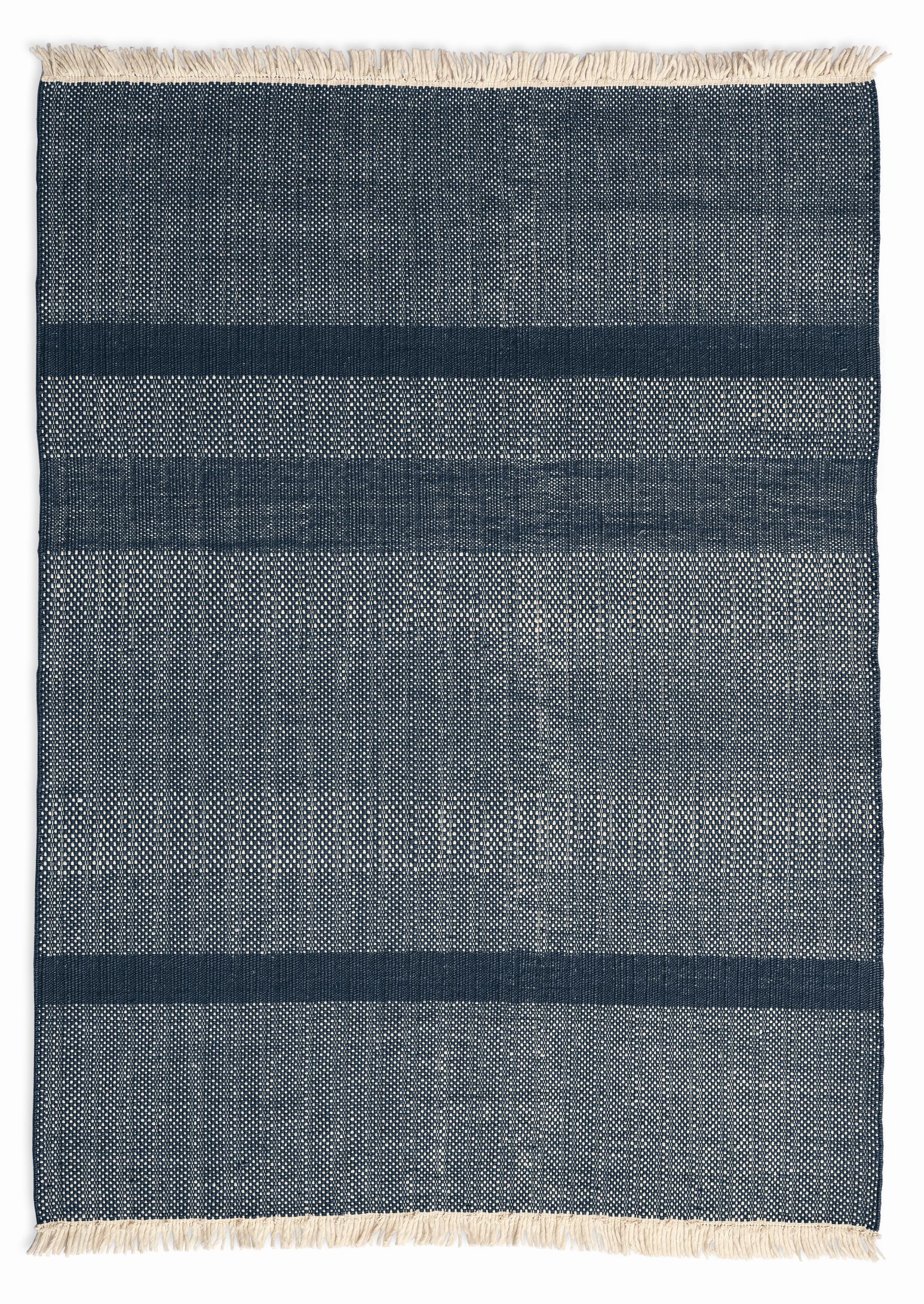 Blauer Tres Texture Teppich von Nanimarquina, 200x300 cm, mit Fransen und horizontalen Streifen.