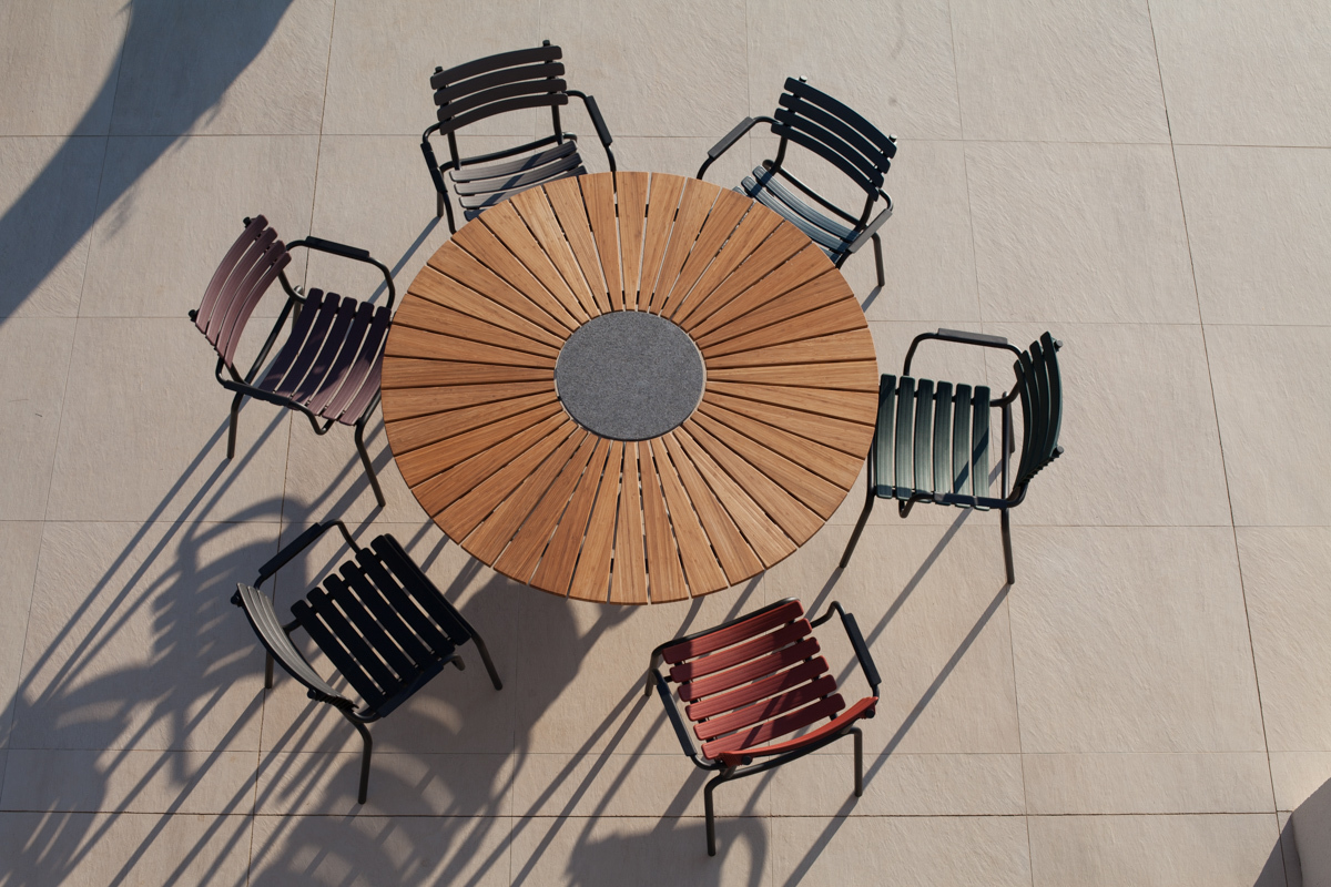 Houe Circle Outdoor Tisch 150 cm aus Holz mit farbigen Stühlen, Vogelperspektive. Gartentisch für Terrasse.
