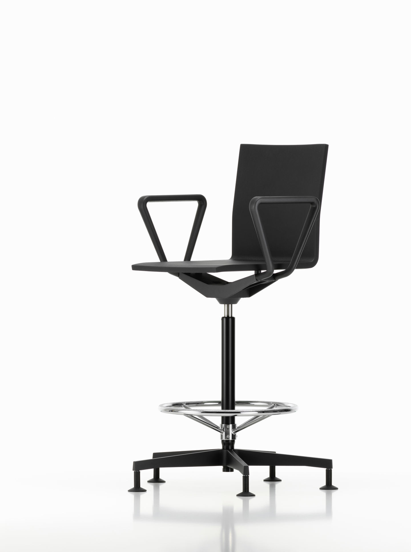 Schwarzer .04 Counterstuhl von Vitra mit Armlehnen und Fußstütze, ideal als Besucherstuhl.