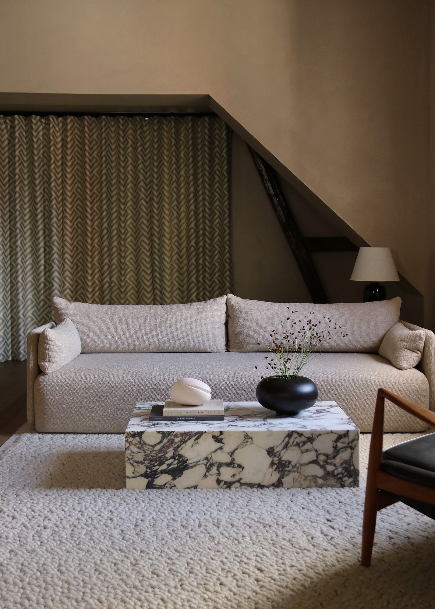 Beige Offset Sofa von Audo Copenhagen, ein modernes 3-Sitzer Sofa mit Marmor-Couchtisch und Dekoration.
