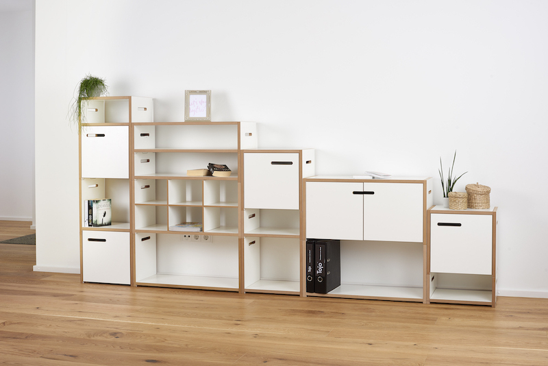 Tojo Halbstark Regalsystem mit Tür rechts, variable Regalkombination aus weißen Modulen und hellem Holz.