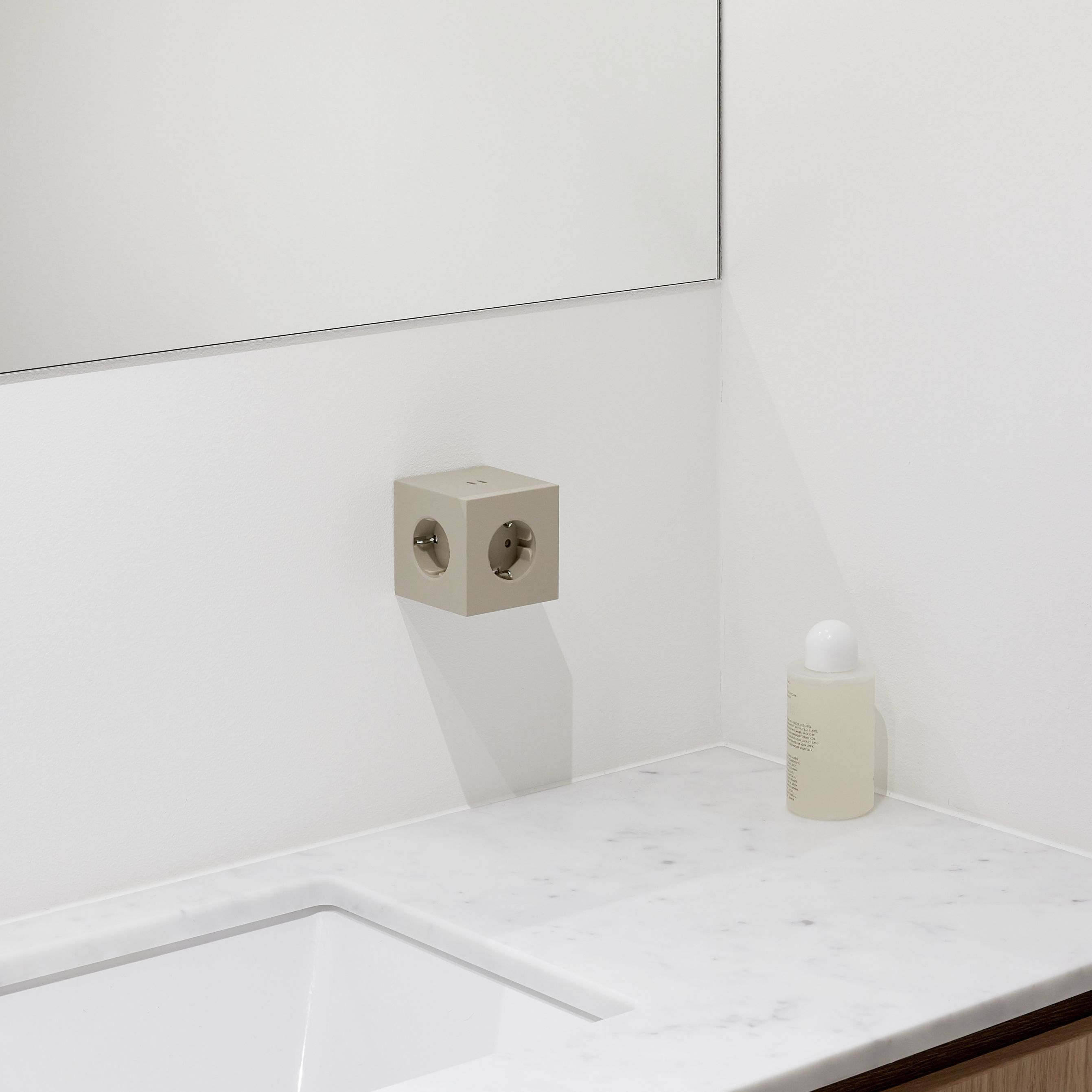 Sandfarbener Avolt Square 2 Steckdosenwürfel mit USB-C am Waschbecken, modernes Design.