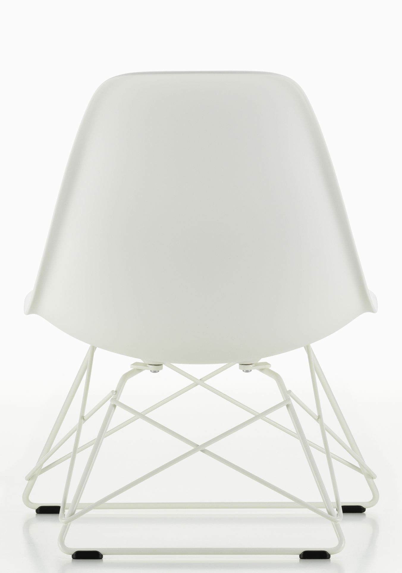 Rückansicht des weißen Eames Plastic Side Chair LSR Stuhls von Vitra mit verchromtem Drahtgestell.