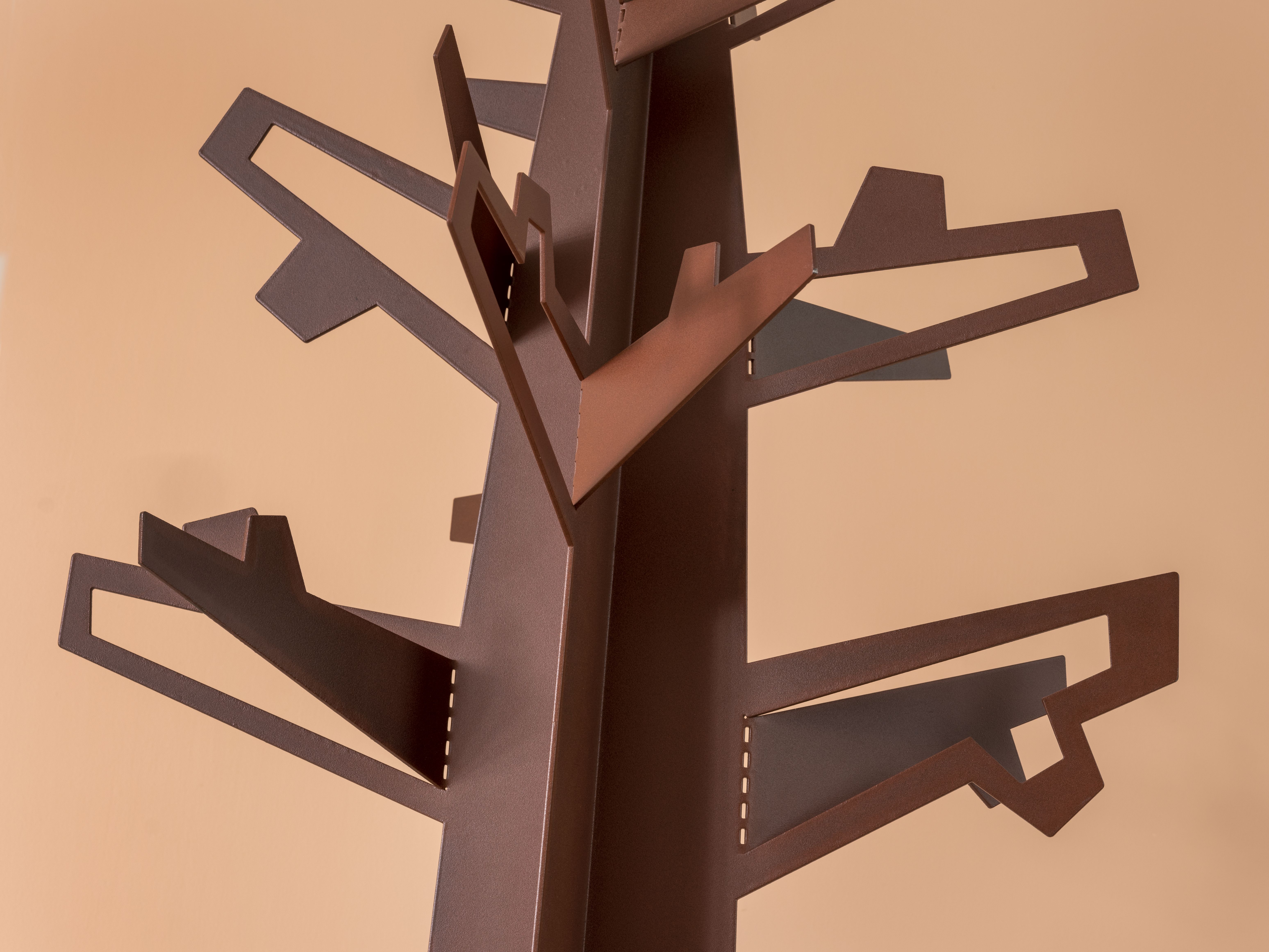 Detailaufnahme des roten Forest for the Trees Kleiderständers von vanEsch, moderner Garderobenständer in Baumform.