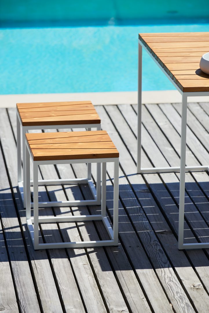 Alois Tischgruppe von Jan Kurtz: Outdoor Tisch und zwei Hocker aus Teakholz und weißem Metall.