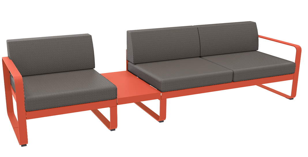 Bellevie Lounge Sofa von Fermob, orangefarbenes Outdoor Sofa mit grauen Polstern und Beistelltisch.