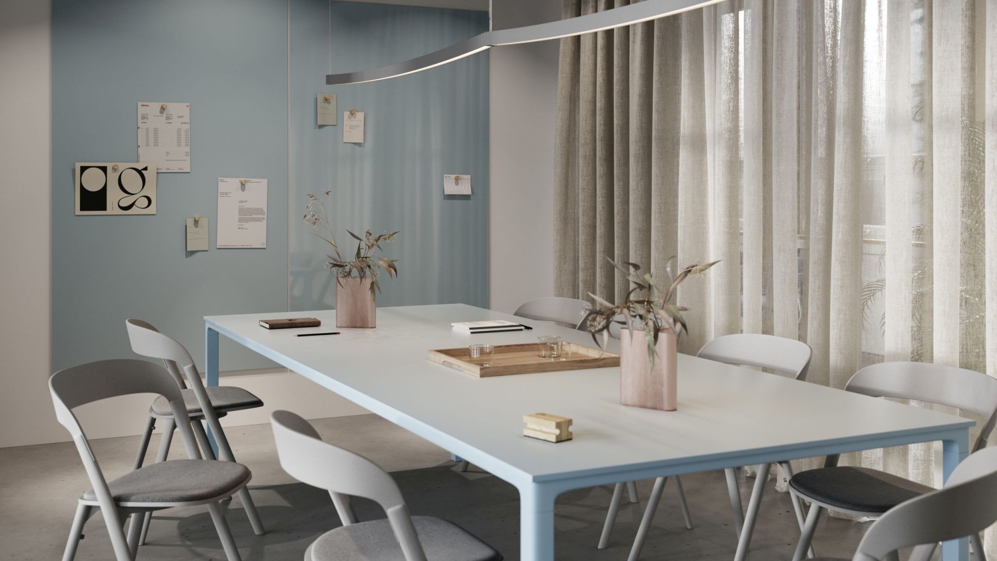Büro mit Chat Board Classic Glastafel in Hellblau, Stühlen, Tisch, Deko und Gardinen für Besprechungen.