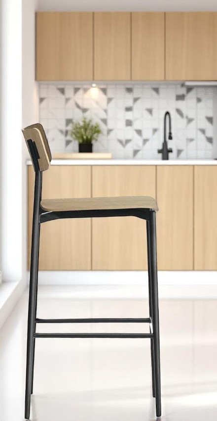 Cult-Wood Barstool von Segis  : Moderner Barhocker mit Holz-Sitzfläche und schwarzem Metallgestell, Seitenansicht.