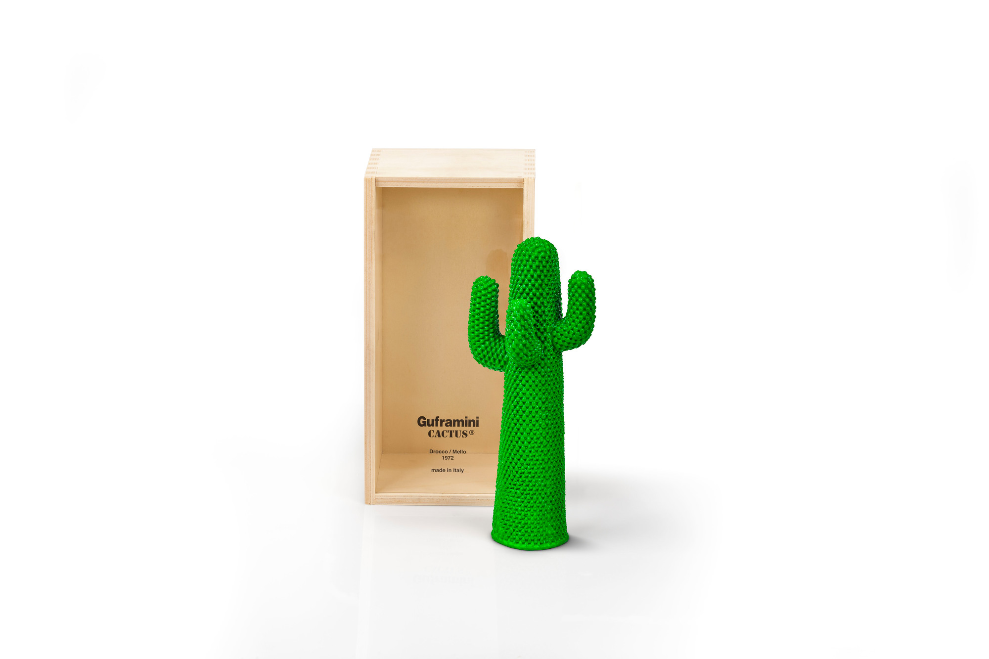Grüner Guframini Cactus Miniatur Designobjekt neben einer Holzbox, modernes Wohnaccessoire.