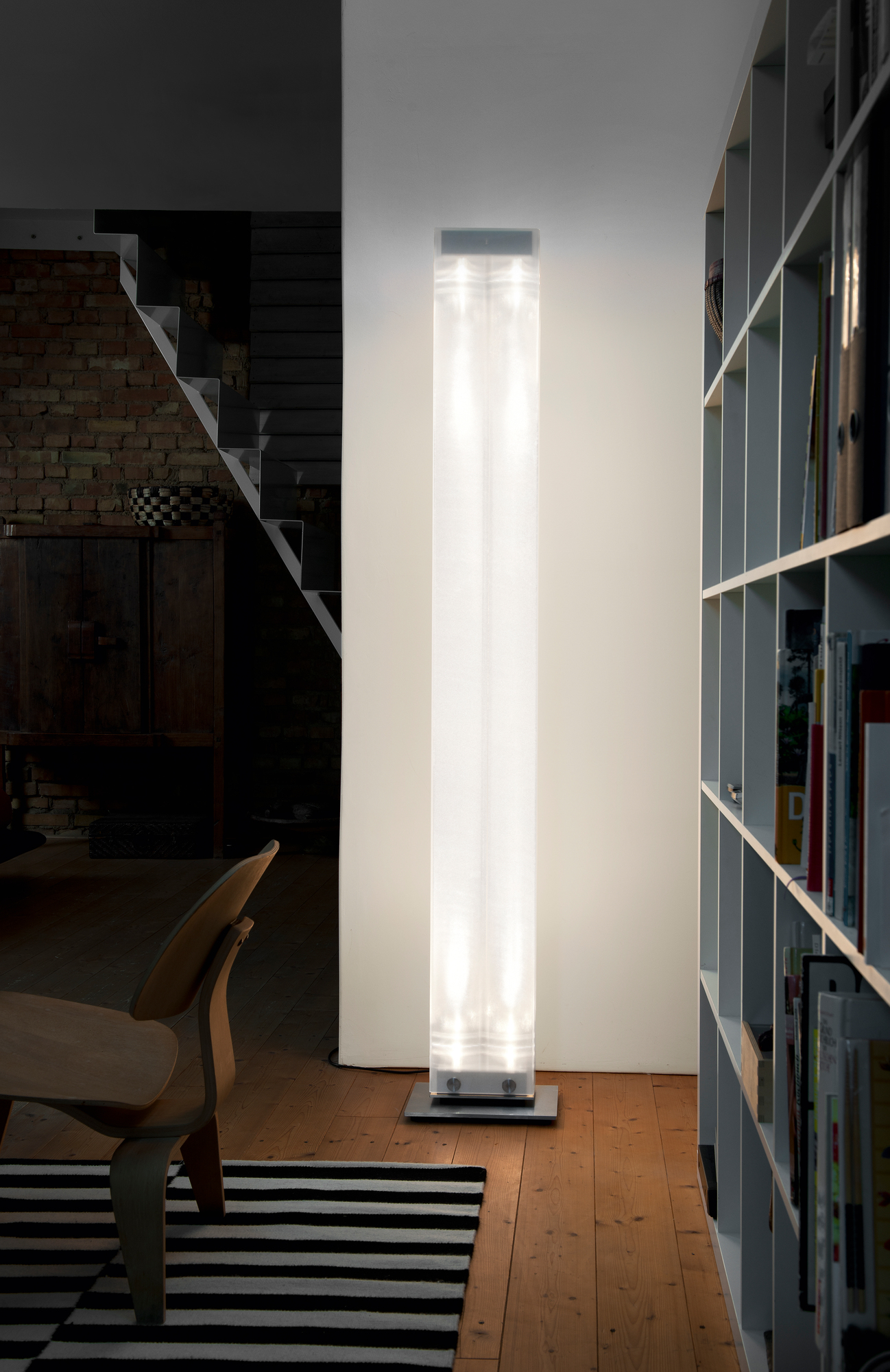 Twilight LED Stehleuchte von Belux im Wohnzimmer, modernes Design mit indirektem Licht.