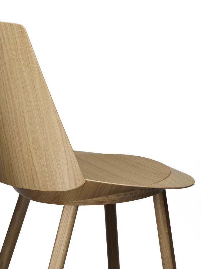Detailaufnahme des CH04 Houdini Stuhls von e15, ein moderner Holzstuhl mit minimalistischem Design.