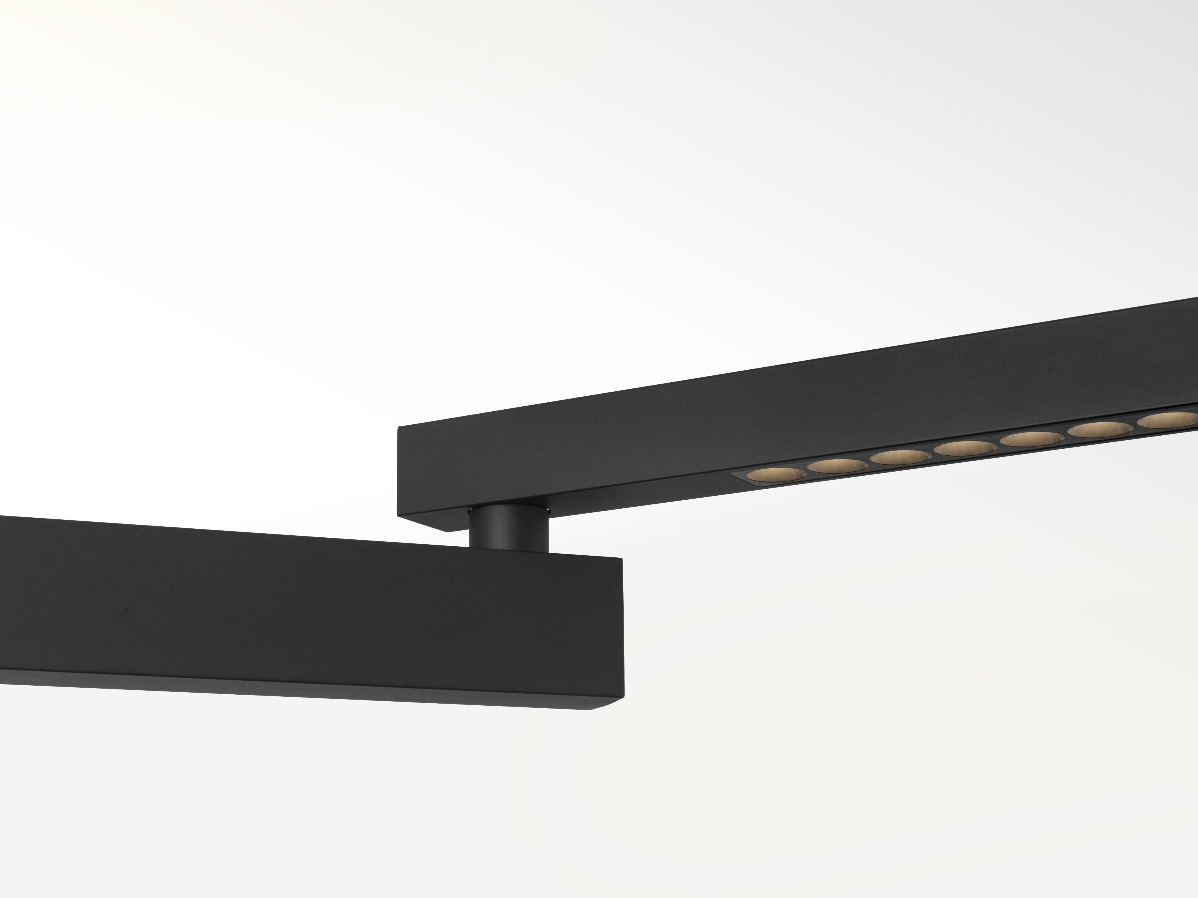Detailaufnahme der modernen Flos Black Flag Wandleuchte in Schwarz, minimalistisches Design für Innenräume.