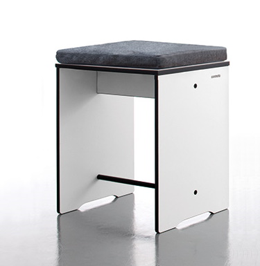Hocker mit hellbeigem Riva Kissen von Conmoto. Quadratischer Sitzhocker, modernes Design für Wohnraum und Büro.