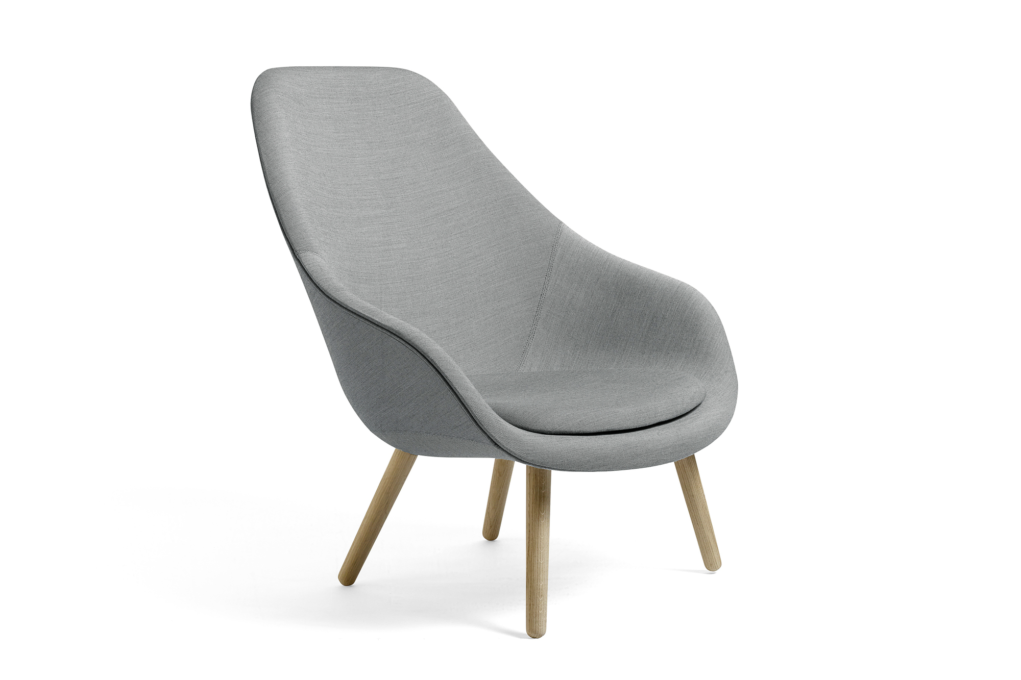 Grauer About a Lounge Sessel AAL 92 von Hay mit Holzbeinen, moderner Loungesessel.