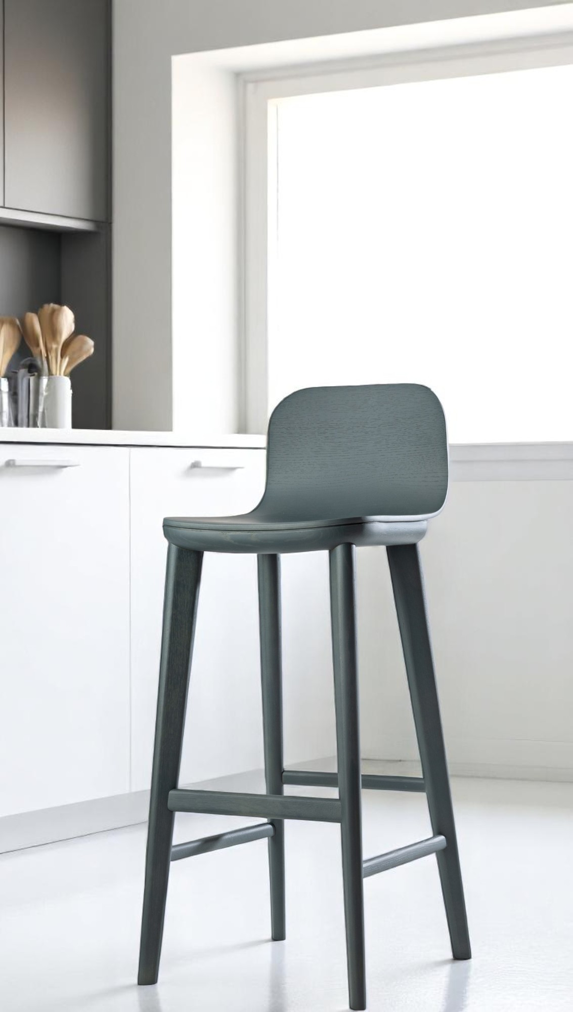 Aeon Barstool Barhocker aus Holz in Grau vor Küchenzeile und Fenster für Esszimmer oder Bar.