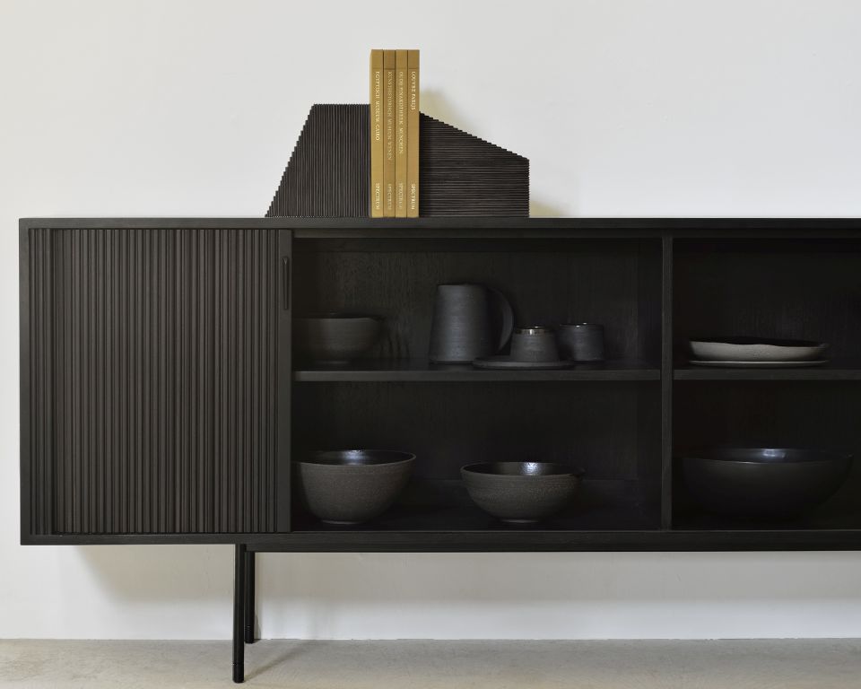 Roller Max Anrichte von Ethnicraft, Teakholz schwarz, mit zwei Türen und Regalen, modernes Wohnzimmer Möbel.
