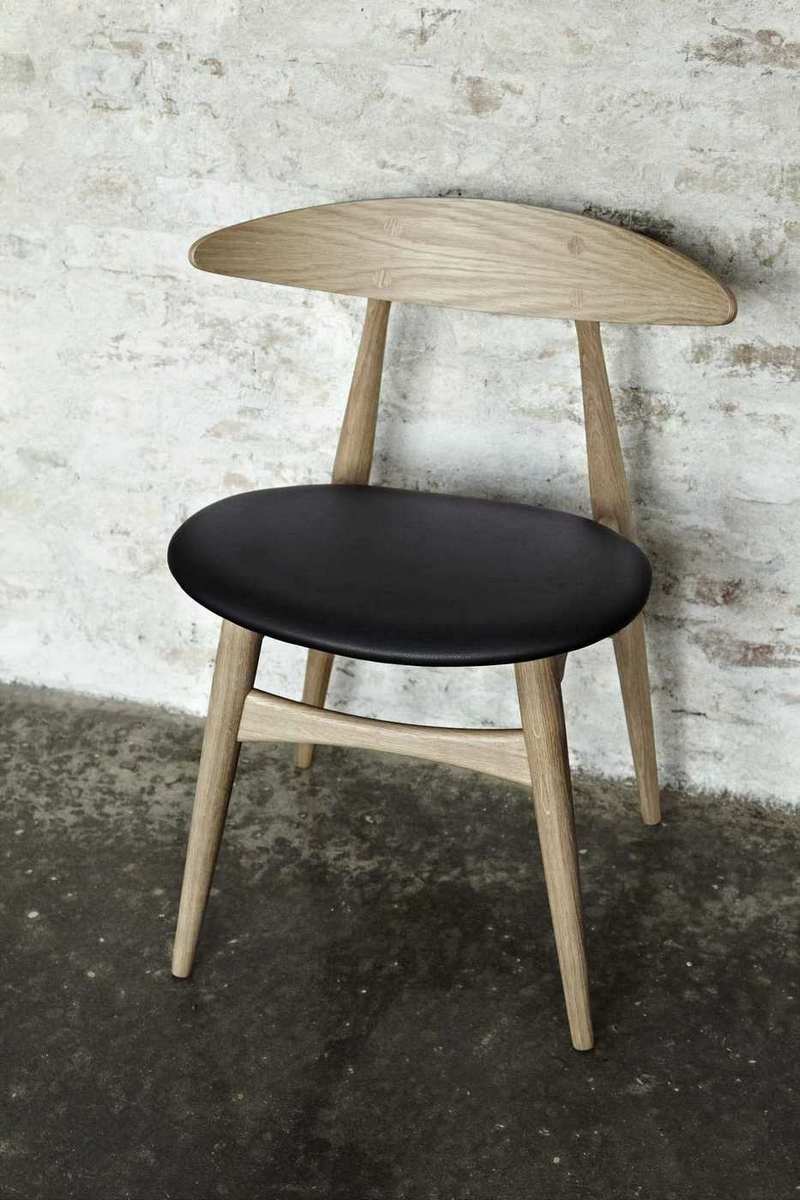 CH33P Stuhl von Carl Hansen & Søn, Eiche geseift, schwarze Lederpolsterung.