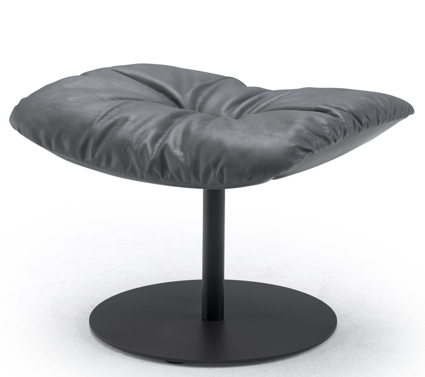 Grauer Leya Ottoman von Freifrau Manufaktur mit Lederbezug und schwarzem Metallfuß. Fußhocker für Wohnzimmer.