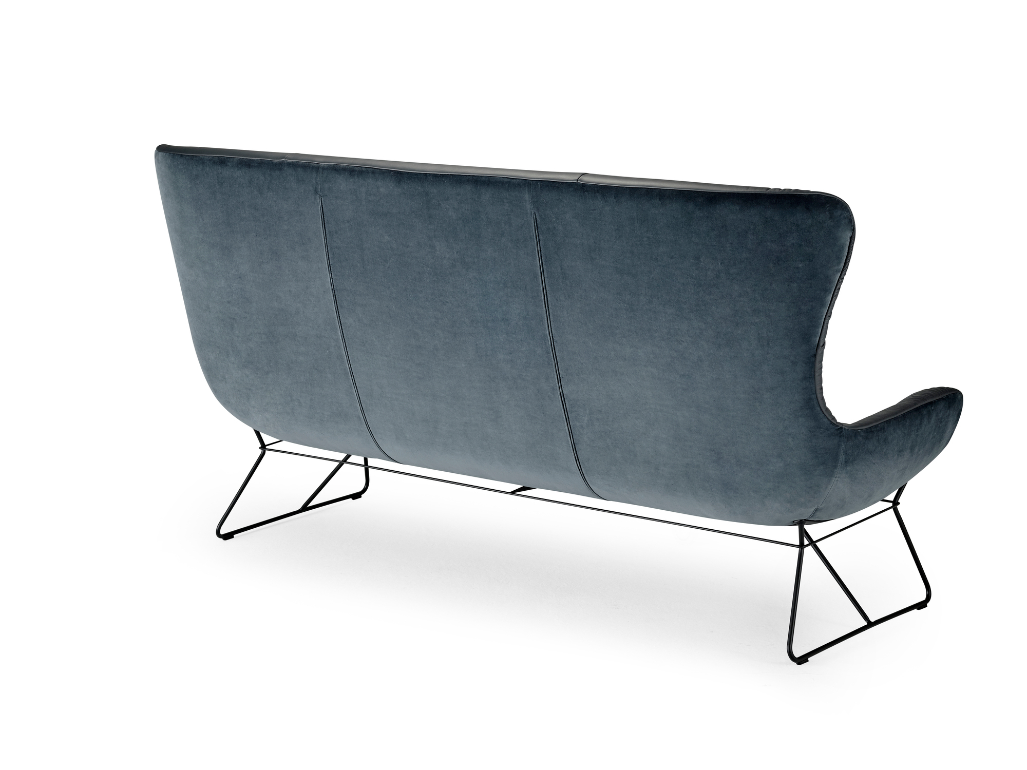 Rückansicht der blauen Leya Wingback Couch von Freifrau Manufaktur mit schwarzem Metallgestell.