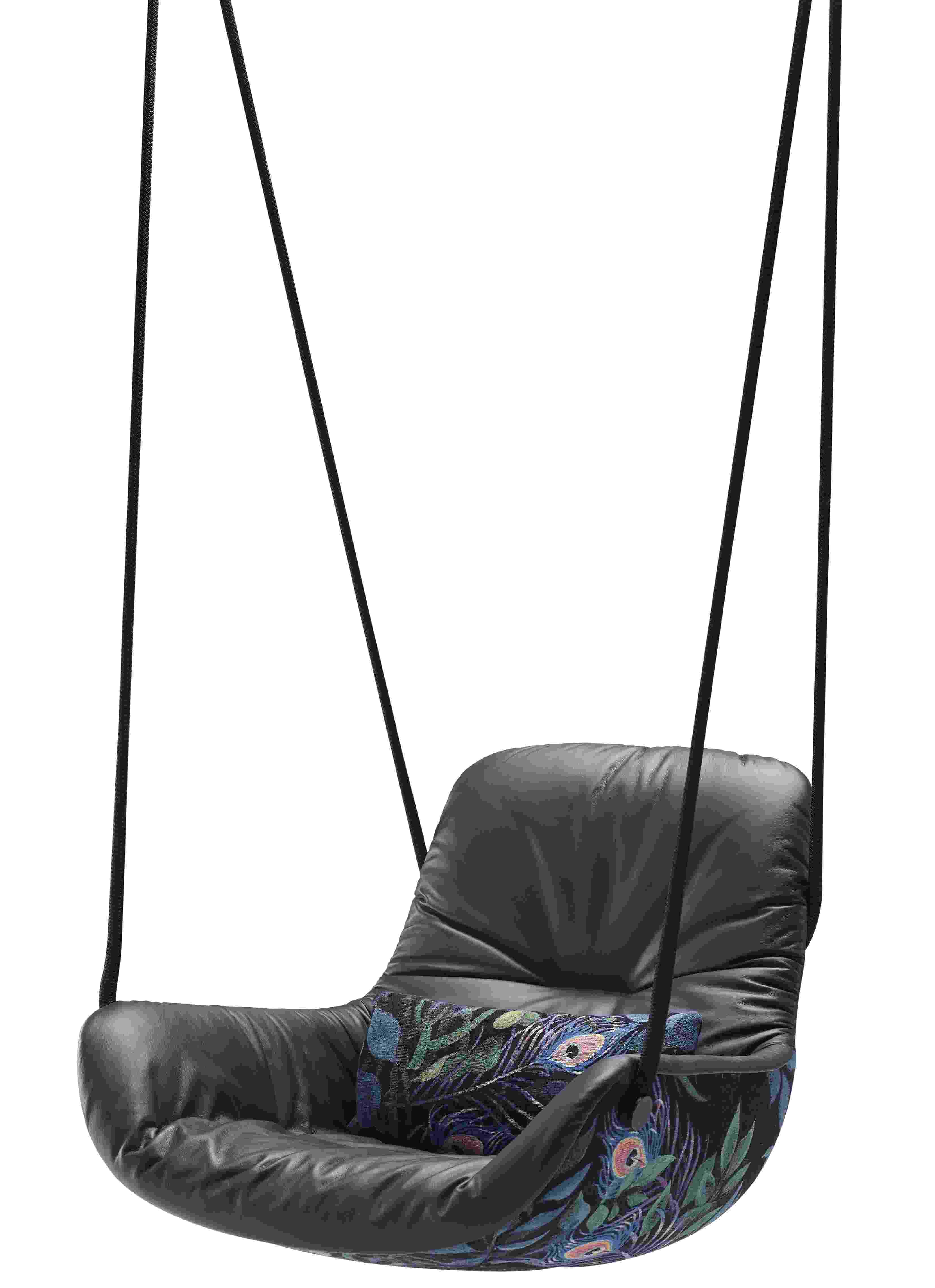 Leya Swing Seat von Freifrau Manufaktur: Hängesessel mit schwarzem Leder und Pfauenfeder-Muster.