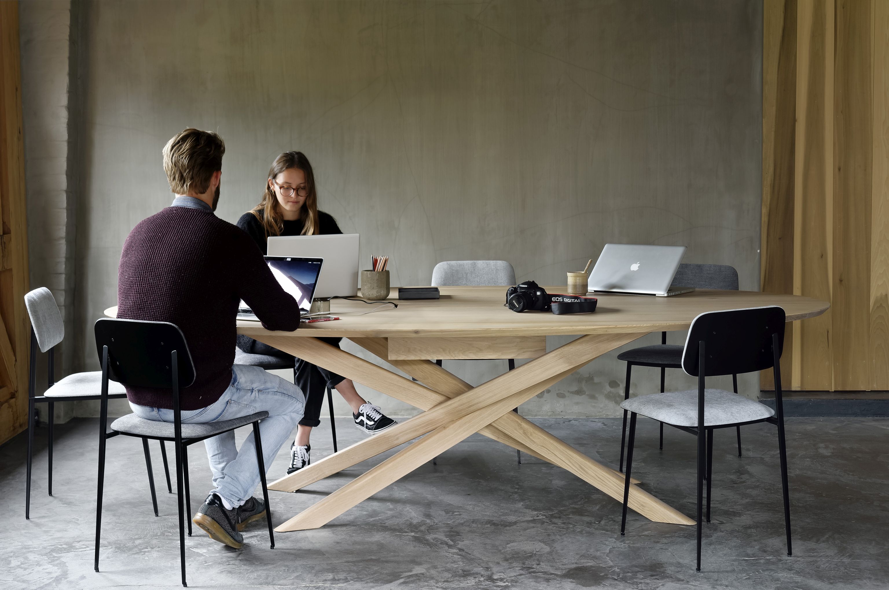 Mikado Meetingtisch aus Eiche von Ethnicraft mit Personen und Laptops im modernen Büro.