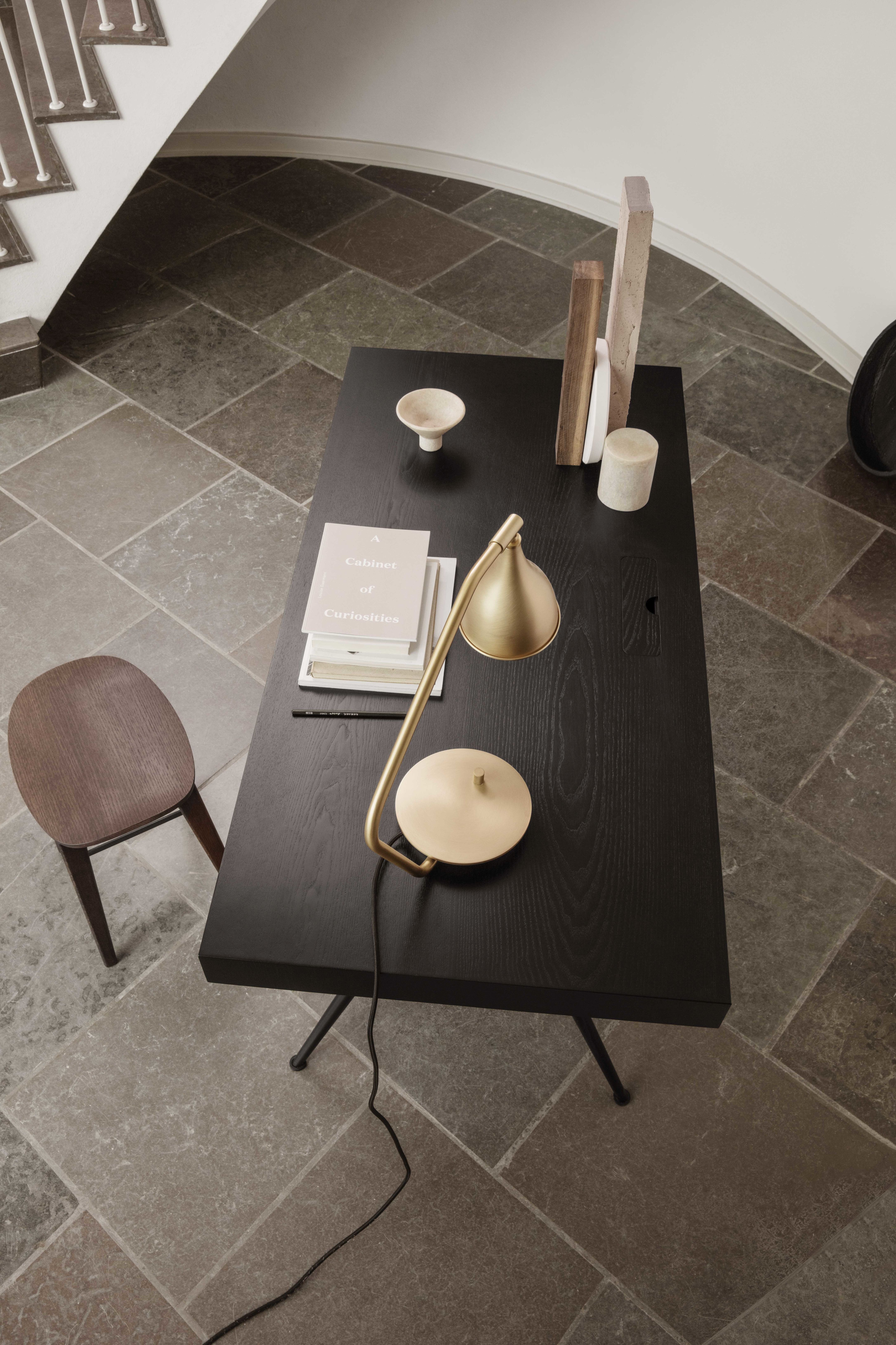 JFK Büroschreibtisch von Norr11 mit Lampe, Stuhl und Dekoration auf Steinfußboden, modernes Arbeitszimmer Design.