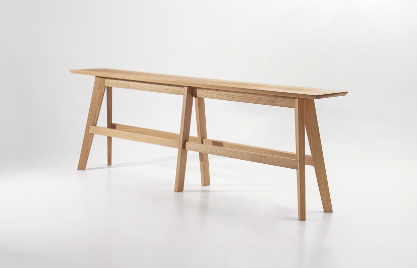 Cena High Bank Tisch aus hellem Holz, minimalistisches Design für modernes Wohnen und stilvolle Einrichtung.
