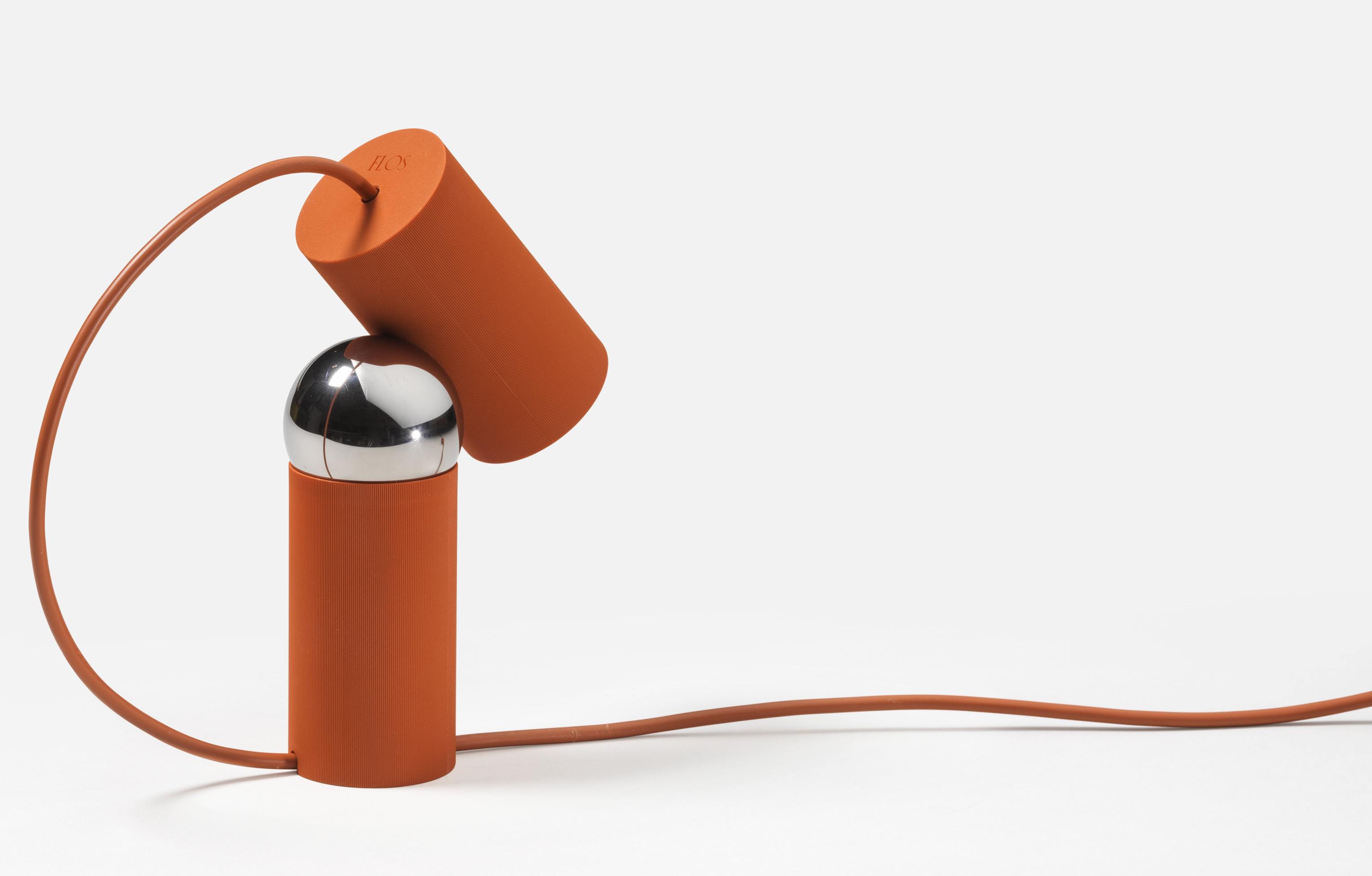 Bilboquet Tischleuchte von Flos in Orange mit Chrom-Kugel, moderne Design Lampe.